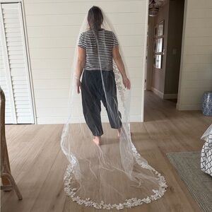 Long Lace-Edged Bridal Veil in Ivory